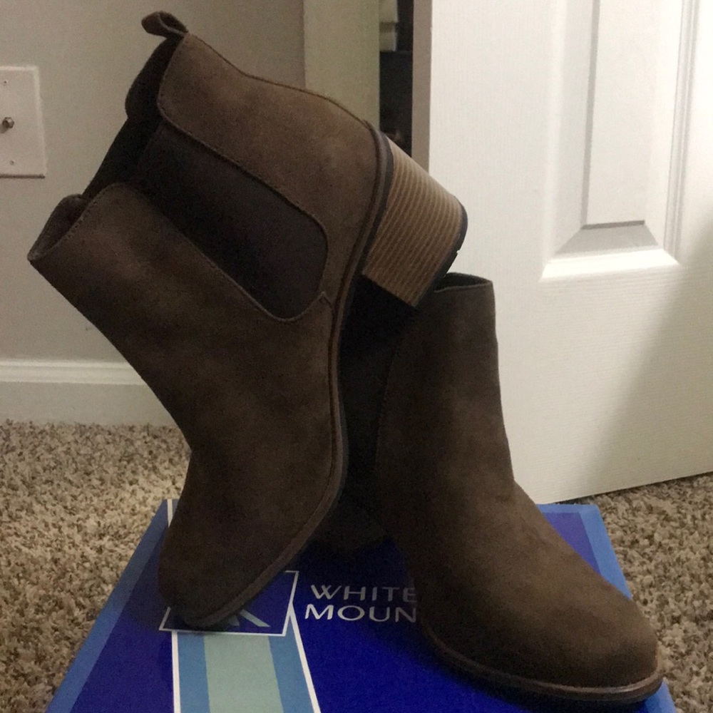 White Mountain Brown Waxy Fabric Boots Shoes